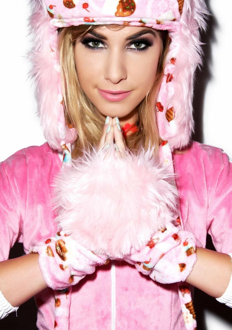 Coupon ๐ J Valentine Scarves & Gloves Cupcake Treat Gloves ๐ฅ 2 J Valentine Scarves & Gloves Cupcake Treat Gloves